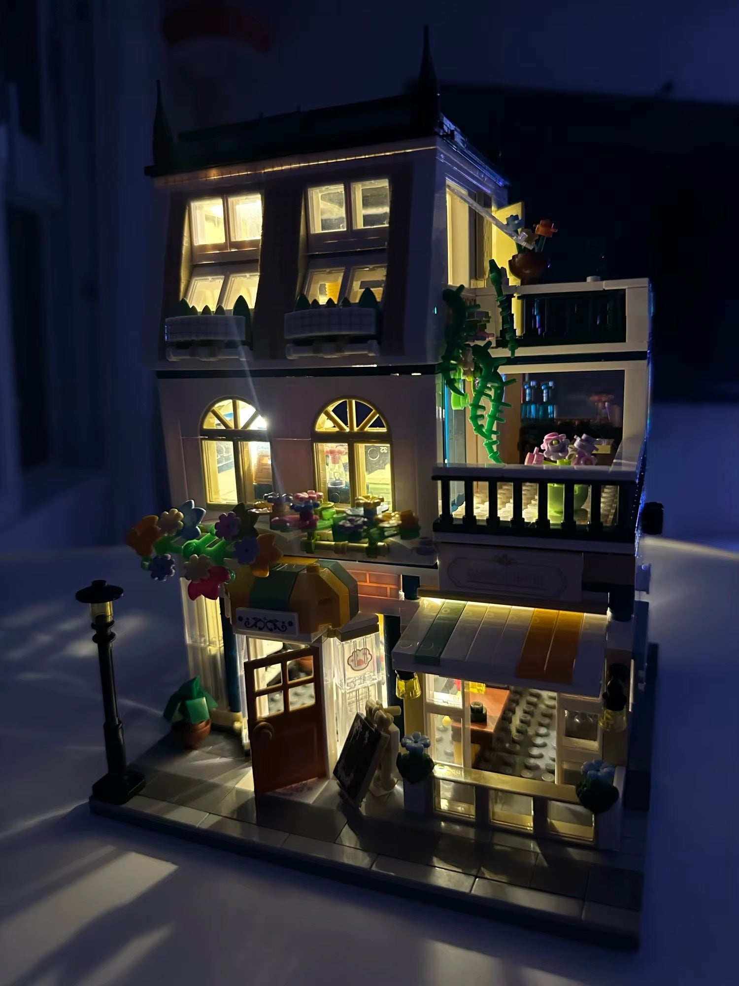 ELEGANT TWO-STORY HOTEL | 998 pieces