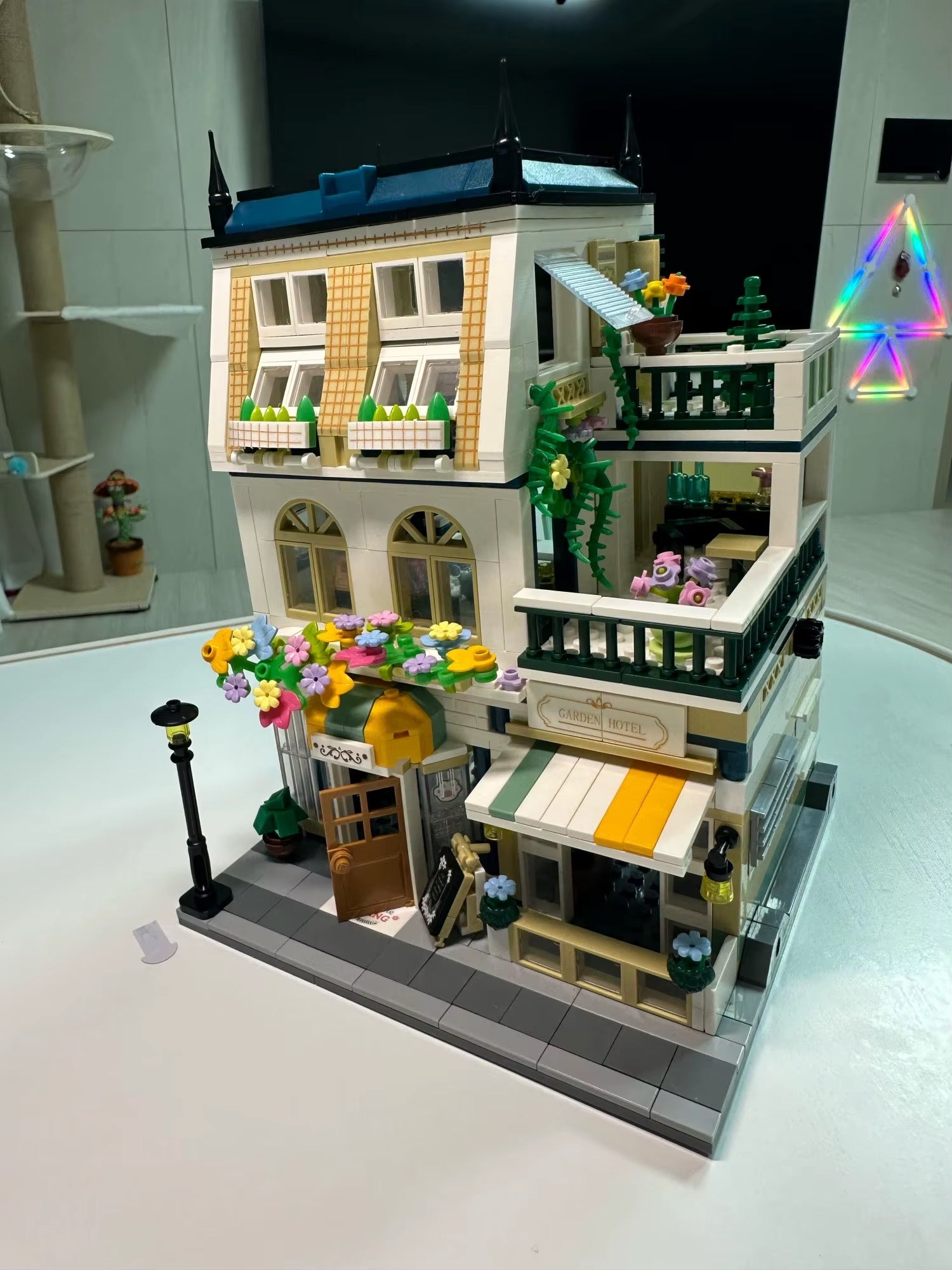 ELEGANT TWO-STORY HOTEL | 998 pieces